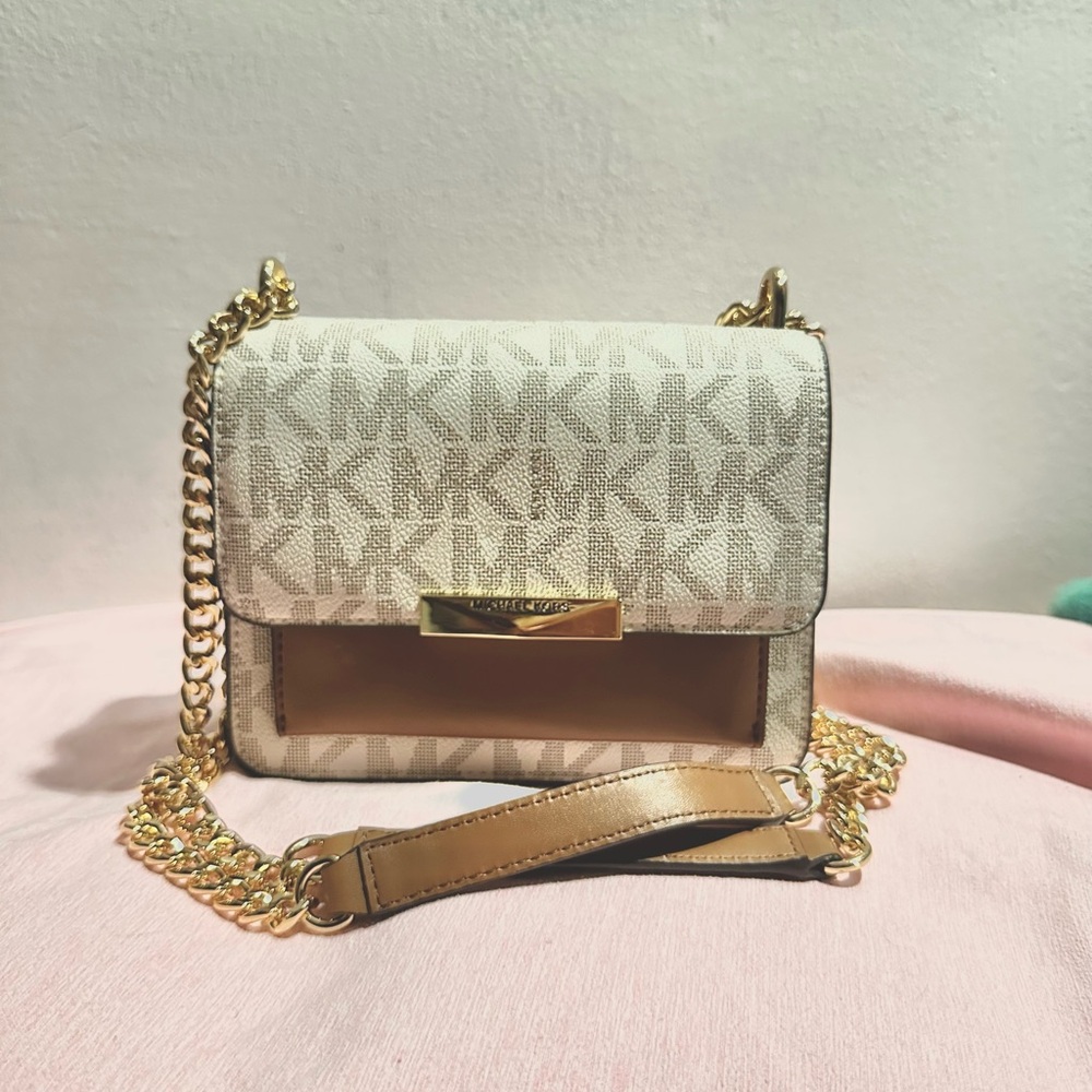 Micheal Kors signature jade gusset crossbody bag ✨